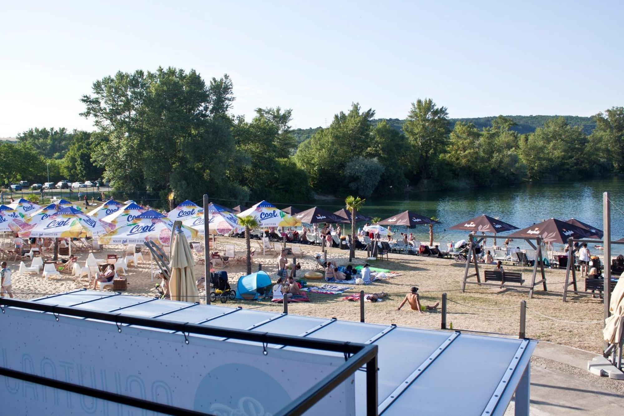Penzion Adriana Nové Mesto nad Váhom エクステリア 写真