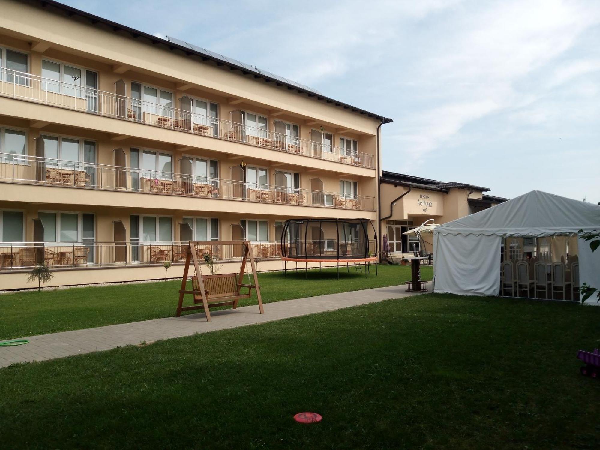 Penzion Adriana Nové Mesto nad Váhom エクステリア 写真