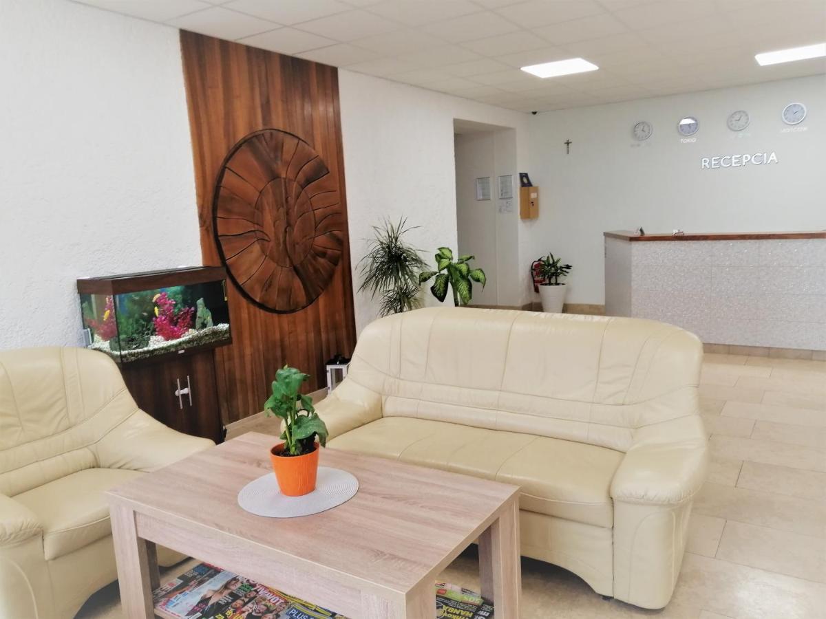 Penzion Adriana Nové Mesto nad Váhom エクステリア 写真